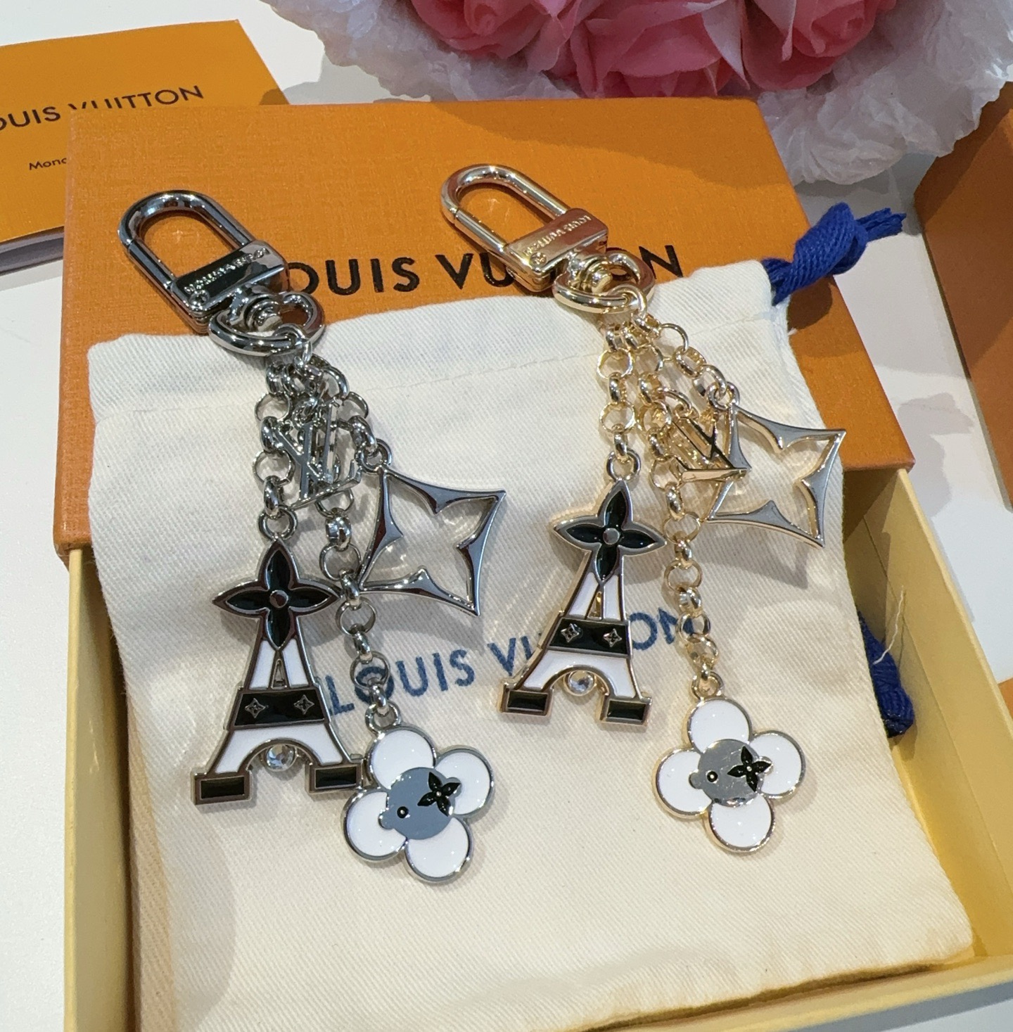 🔥 Lv包饰与钥匙扣 包包挂件LV 巴黎铁塔精巧链条四叶草铭牌装饰，与小号尖瓣 Monogram 花卉相
