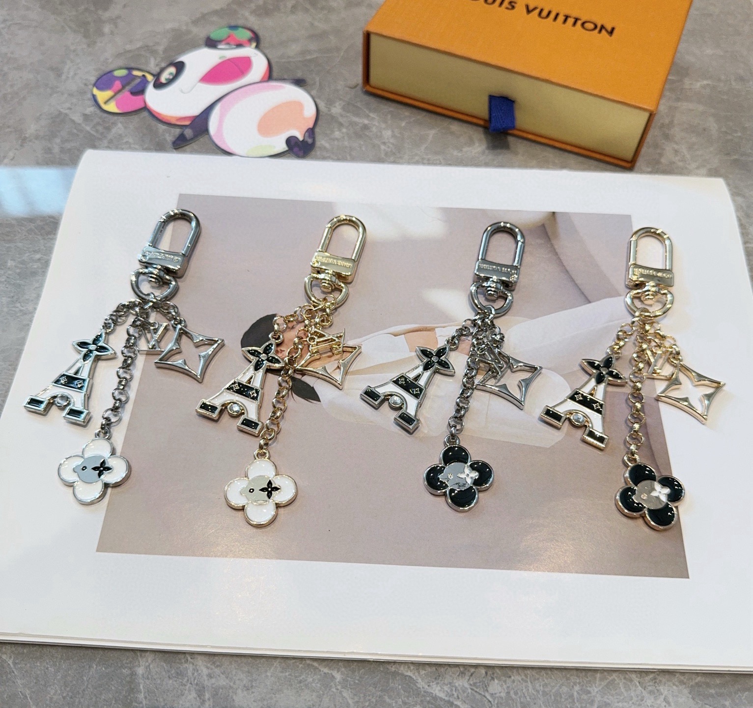 🔥 Lv包饰与钥匙扣 包包挂件LV 巴黎铁塔精巧链条四叶草铭牌装饰，与小号尖瓣 Monogram 花卉相