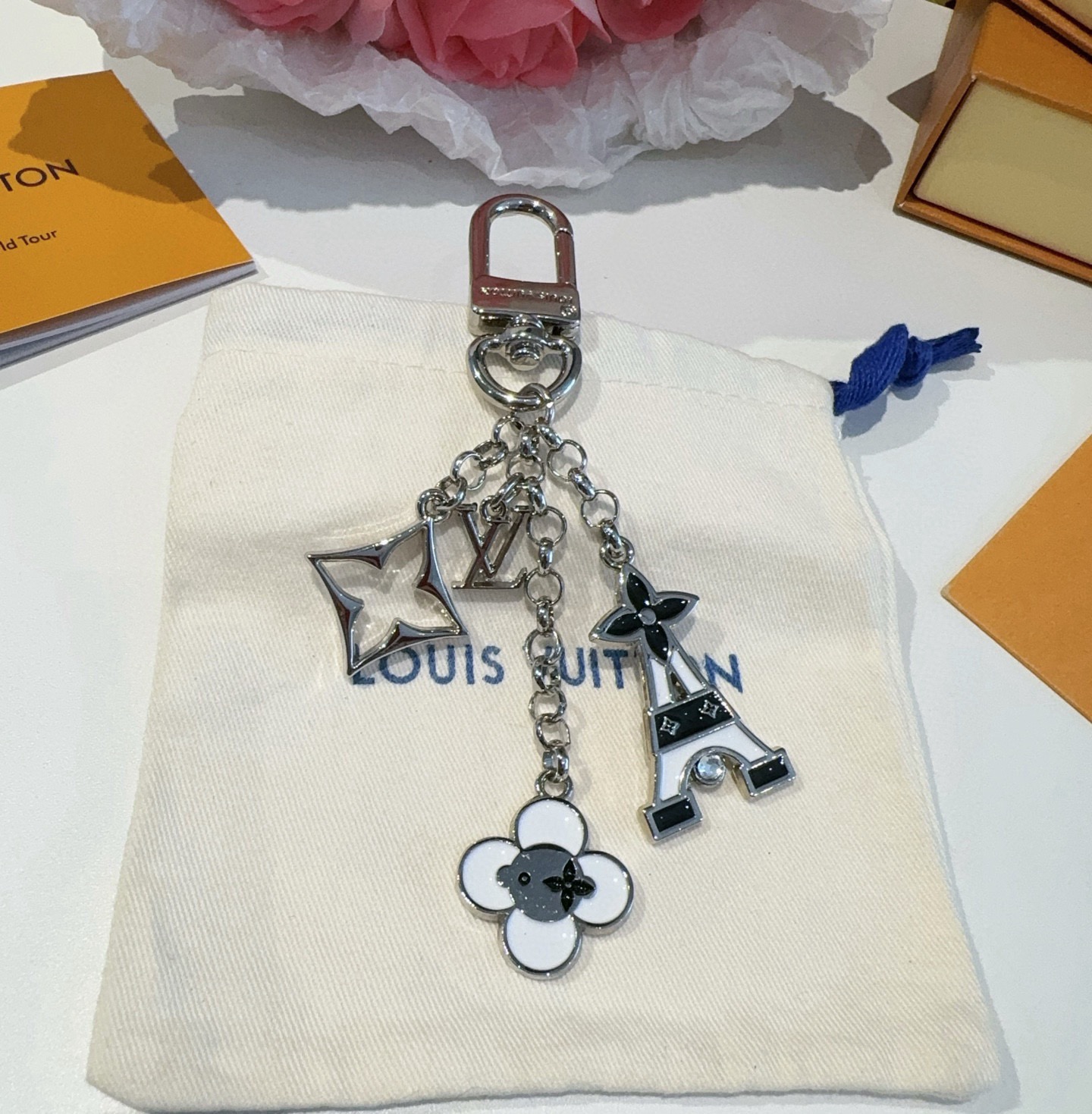🔥 Lv包饰与钥匙扣 包包挂件LV 巴黎铁塔精巧链条四叶草铭牌装饰，与小号尖瓣 Monogram 花卉相