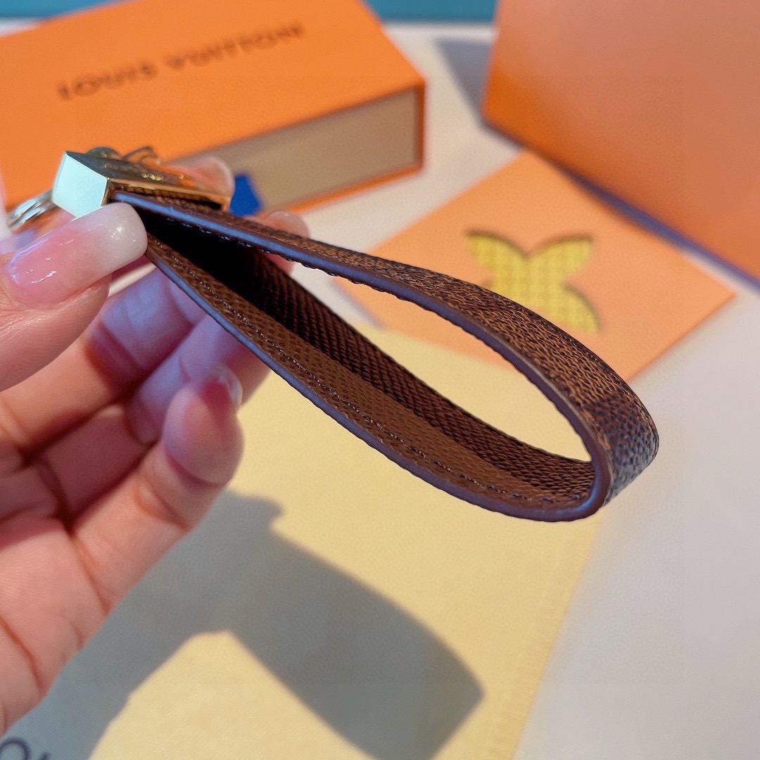 🔥LV 经典老花棋格钥匙扣，而且经久耐用， 是 Dragonne 钥匙扣理想的材质，可打造这款兼具实用性