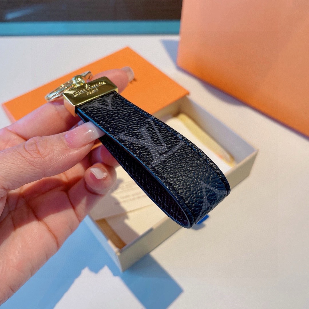 🔥LV 经典老花棋格钥匙扣，而且经久耐用， 是 Dragonne 钥匙扣理想的材质，可打造这款兼具实用性