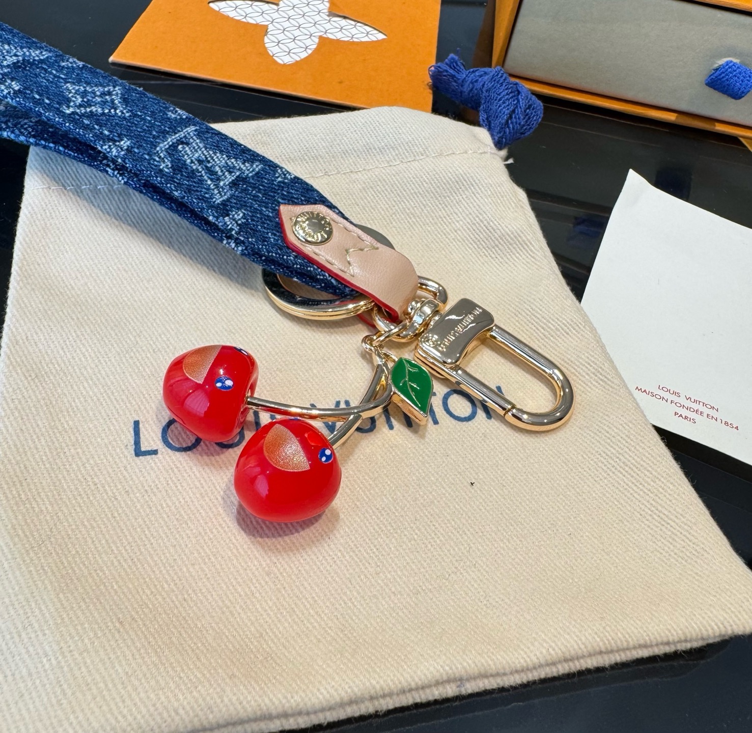 🔥 lv钥匙扣 包包挂件 LV xTM Denim Cerise Dragonne 包饰出自路易威登 ×