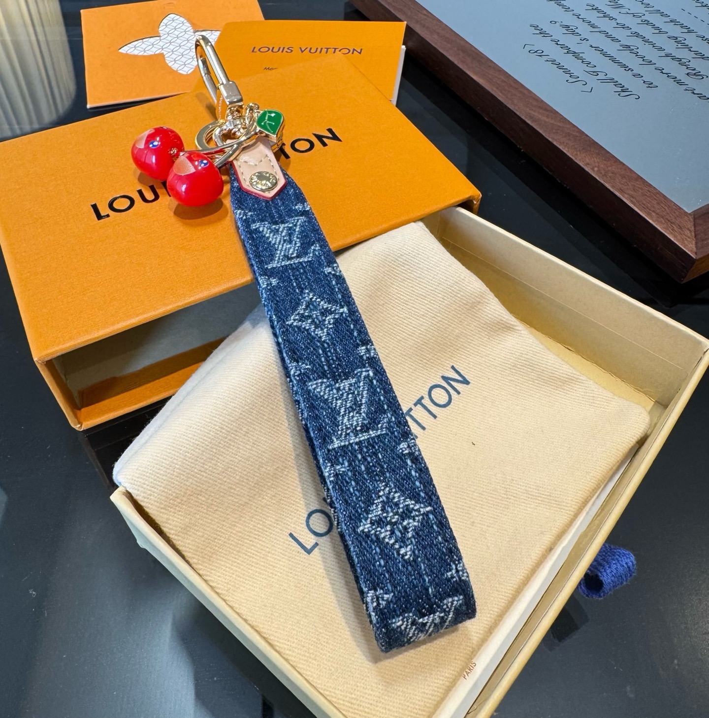🔥 lv钥匙扣 包包挂件 LV xTM Denim Cerise Dragonne 包饰出自路易威登 ×