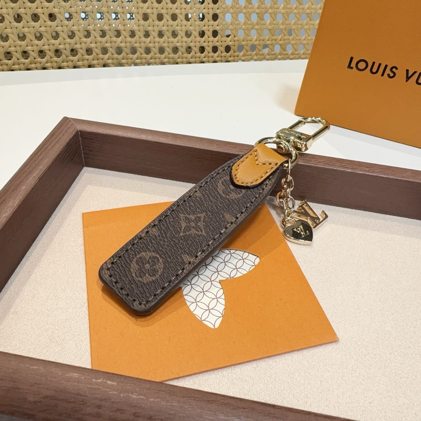 🔥LOUIS VUITTON官网M LV 包饰与钥匙扣挂件LV Cherished Tab 钥匙扣结合 