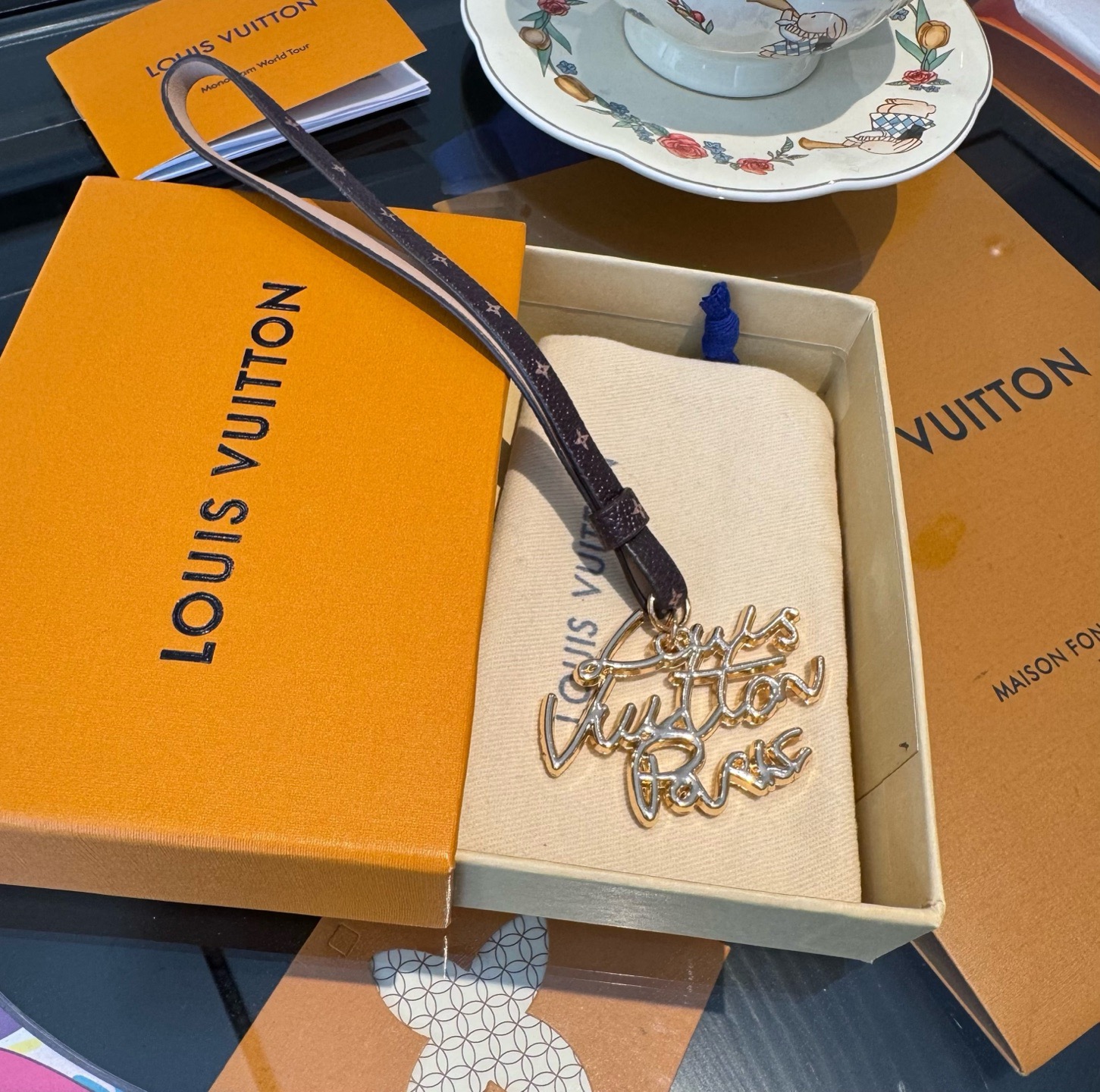 🔥新款 LOUIS VUITTON LV双花皮绳包包挂饰 lv字母挂件， 钥匙扣精致。手感真的很赞[强]