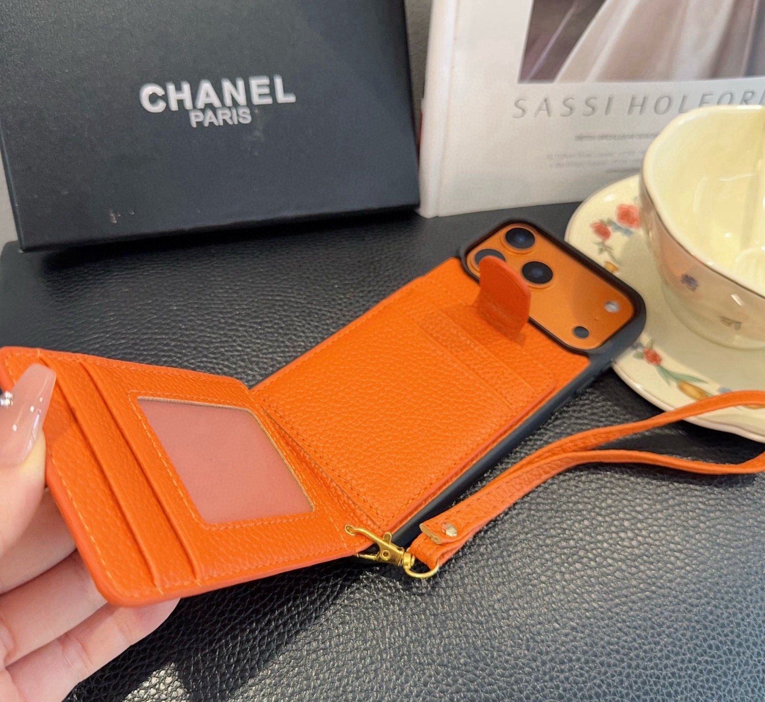 [庆祝][庆祝][庆祝]新品上架，香奈儿卡包手机壳 手腕带手机壳 大双C logo，手感柔软舒适！型号：