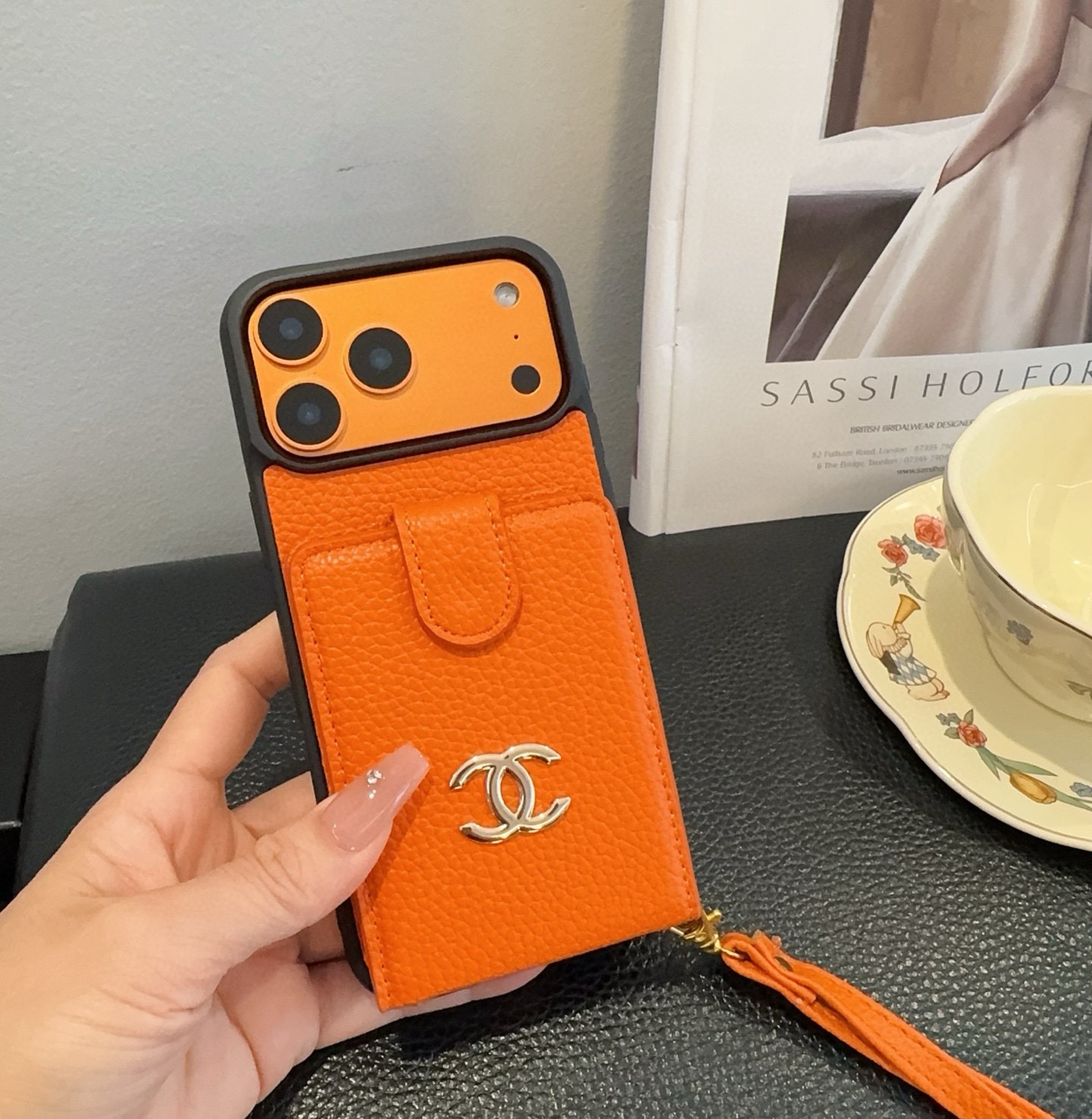 [庆祝][庆祝][庆祝]新品上架，香奈儿卡包手机壳 手腕带手机壳 大双C logo，手感柔软舒适！型号：