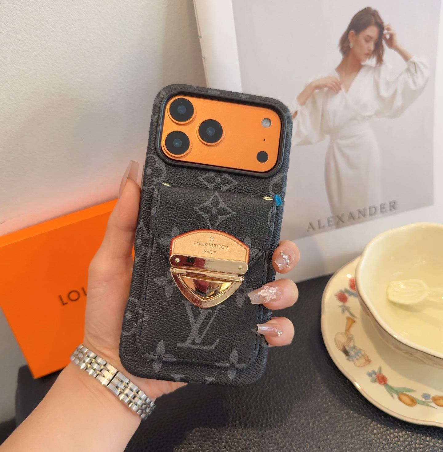 上新🎉🎉🎉🎉LV老花卡包手机壳官网同步经典老花手机壳 卡包型号：为了不出现报错型号，请打开本机查看手机设