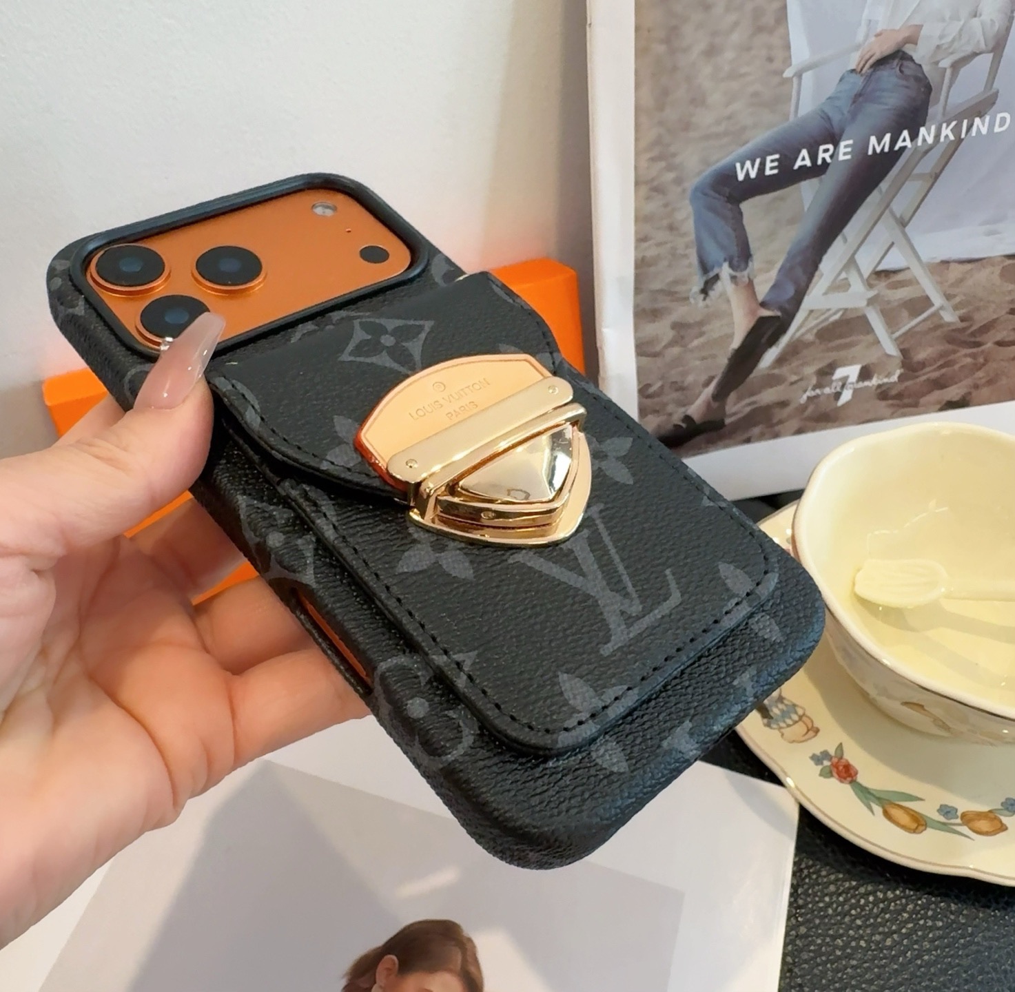 上新🎉🎉🎉🎉LV老花卡包手机壳官网同步经典老花手机壳 卡包型号：为了不出现报错型号，请打开本机查看手机设