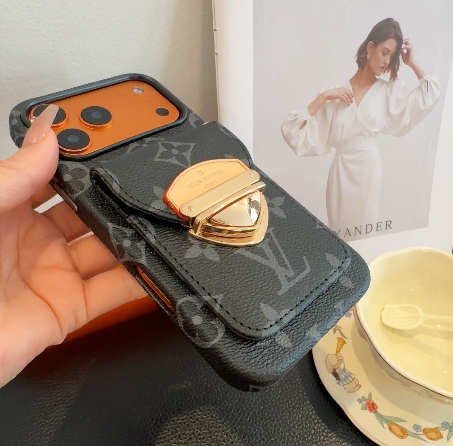 上新🎉🎉🎉🎉LV老花卡包手机壳官网同步经典老花手机壳 卡包型号：为了不出现报错型号，请打开本机查看手机设