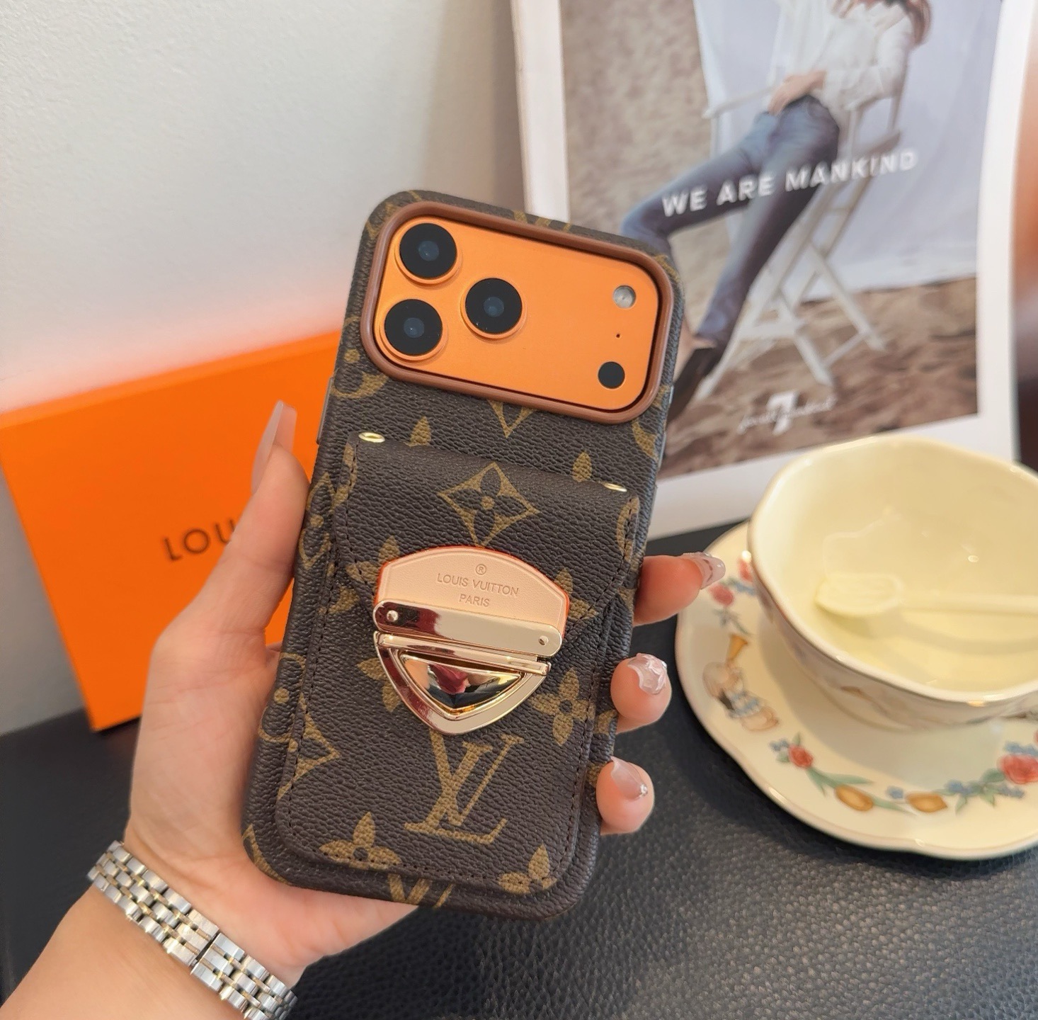 上新🎉🎉🎉🎉LV老花卡包手机壳官网同步经典老花手机壳 卡包型号：为了不出现报错型号，请打开本机查看手机设