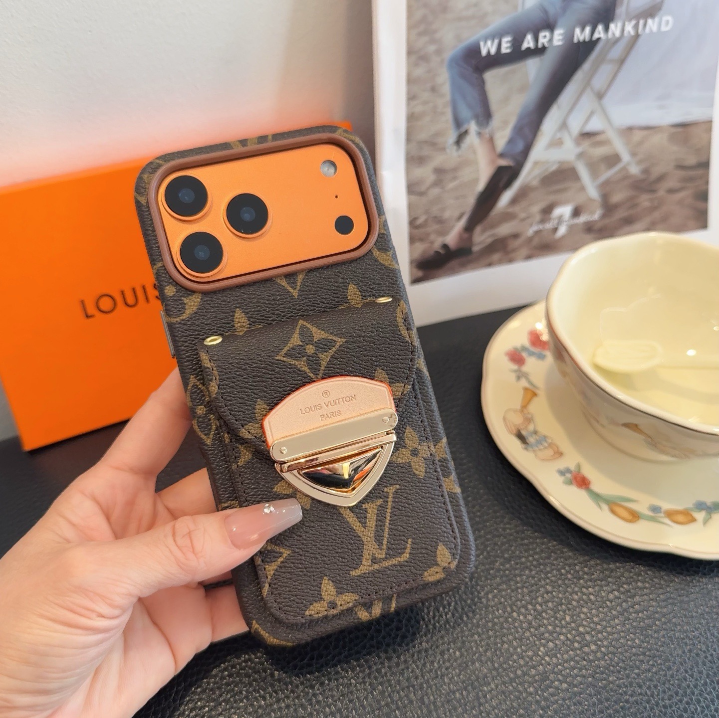 上新🎉🎉🎉🎉LV老花卡包手机壳官网同步经典老花手机壳 卡包型号：为了不出现报错型号，请打开本机查看手机设