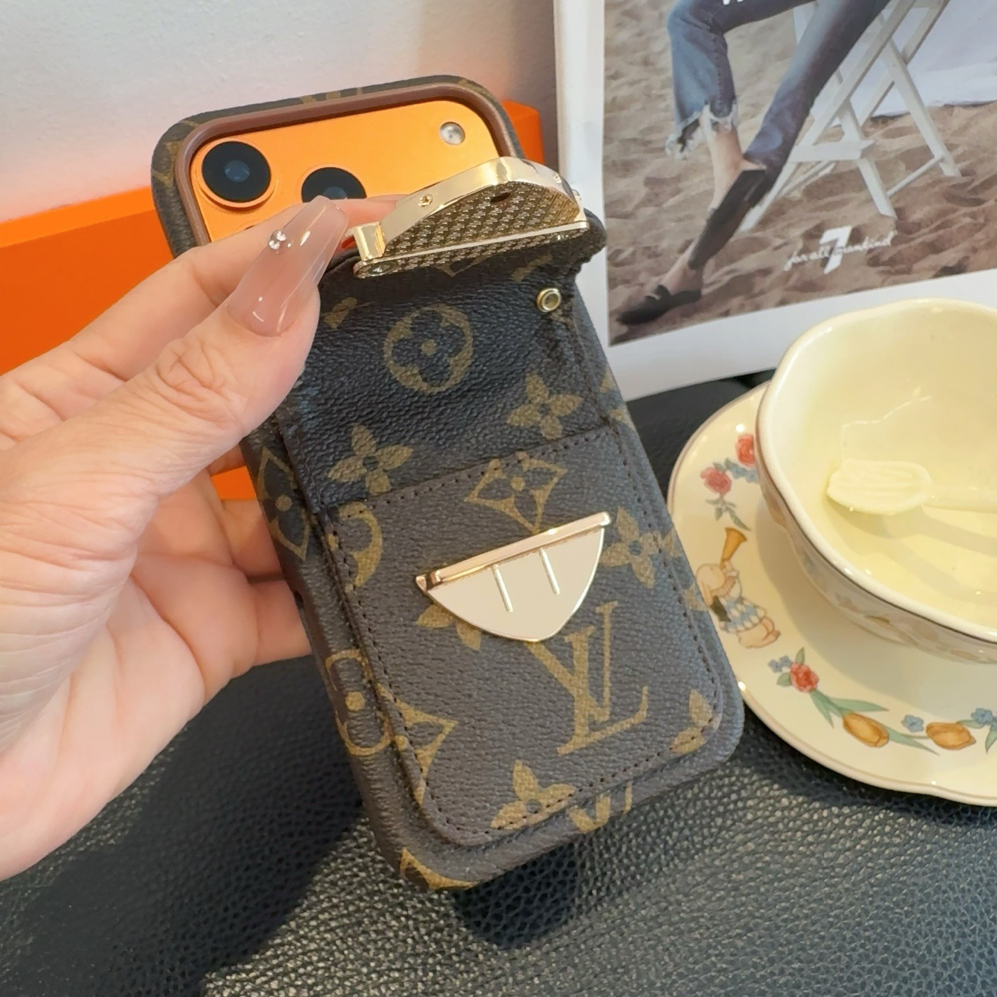 上新🎉🎉🎉🎉LV老花卡包手机壳官网同步经典老花手机壳 卡包型号：为了不出现报错型号，请打开本机查看手机设