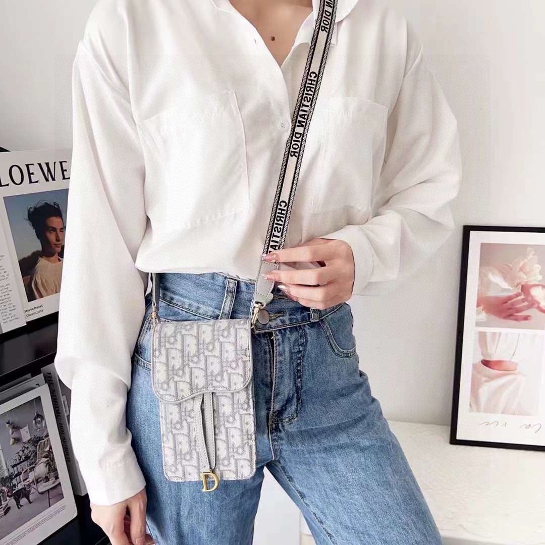 特批🉐️🔥Dior手机包 斜挎包通用款，刺绣马鞍包，可装2部手机，搭配刺绣织带肩带，可以调节长度尺寸:1