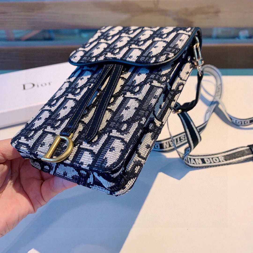 特批🉐️🔥Dior手机包 斜挎包通用款，刺绣马鞍包，可装2部手机，搭配刺绣织带肩带，可以调节长度尺寸:1
