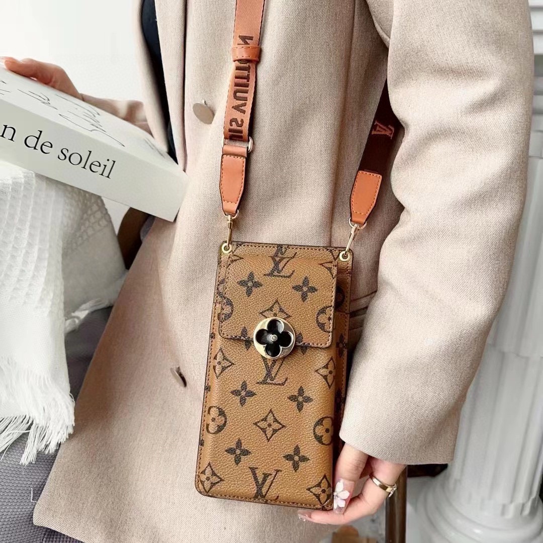 特批🉐️ 🔥LV经典老花通用手机包斜挎包 多功能卡包，零钱包，，配织带肩带 长度🉑️调节生活出门不需要带