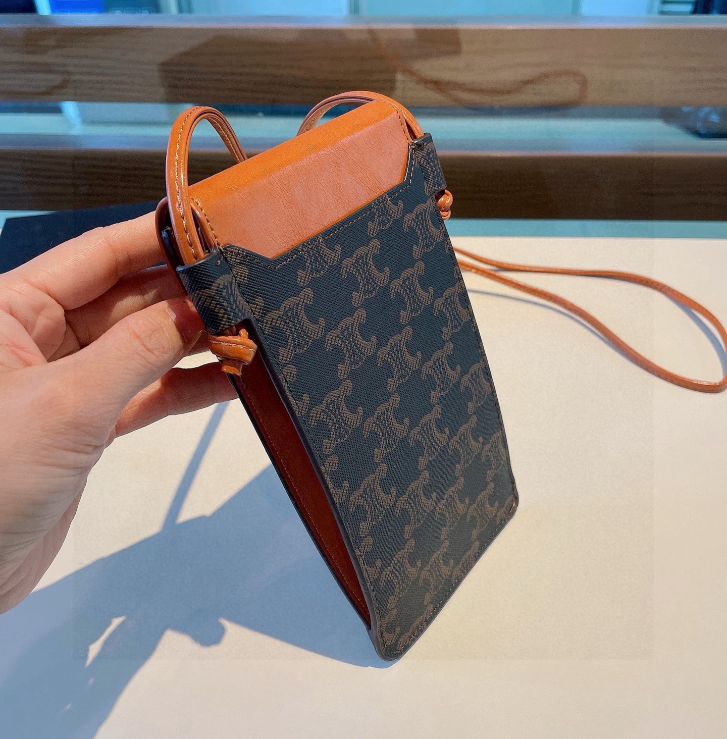 特批🉐️ 🔥赛琳Celine今年最火凯旋门老花手机包，可斜挎，做工精致，前后双袋设计，后袋也可装手机，零