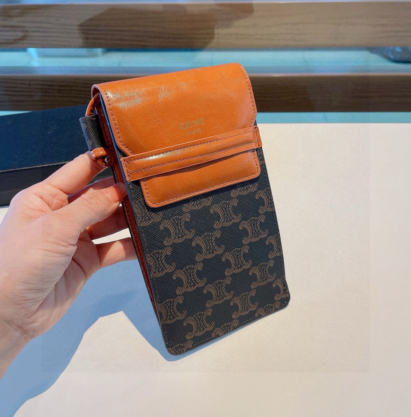 特批🉐️ 🔥赛琳Celine今年最火凯旋门老花手机包，可斜挎，做工精致，前后双袋设计，后袋也可装手机，零