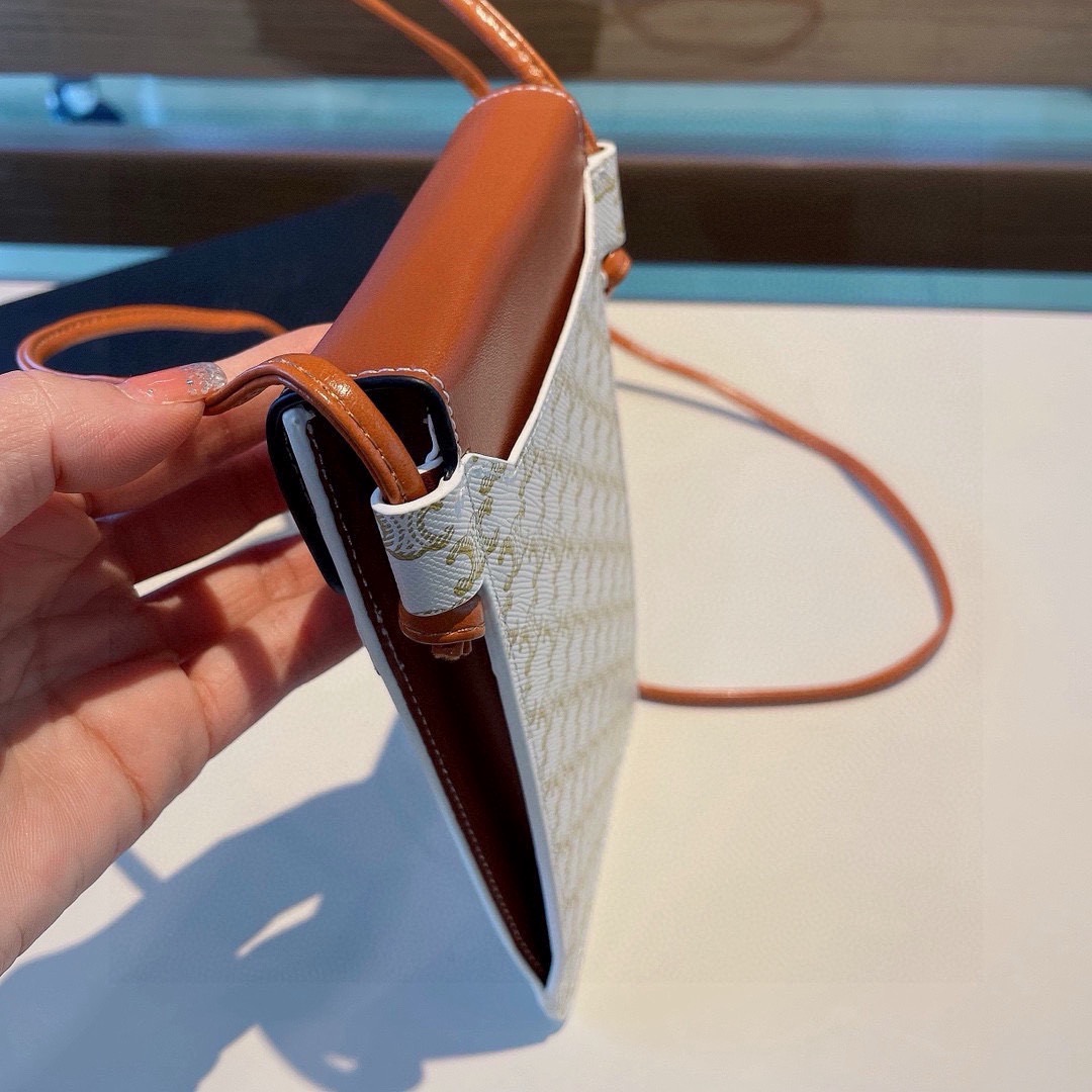 特批🉐️ 🔥赛琳Celine今年最火凯旋门老花手机包，可斜挎，做工精致，前后双袋设计，后袋也可装手机，零