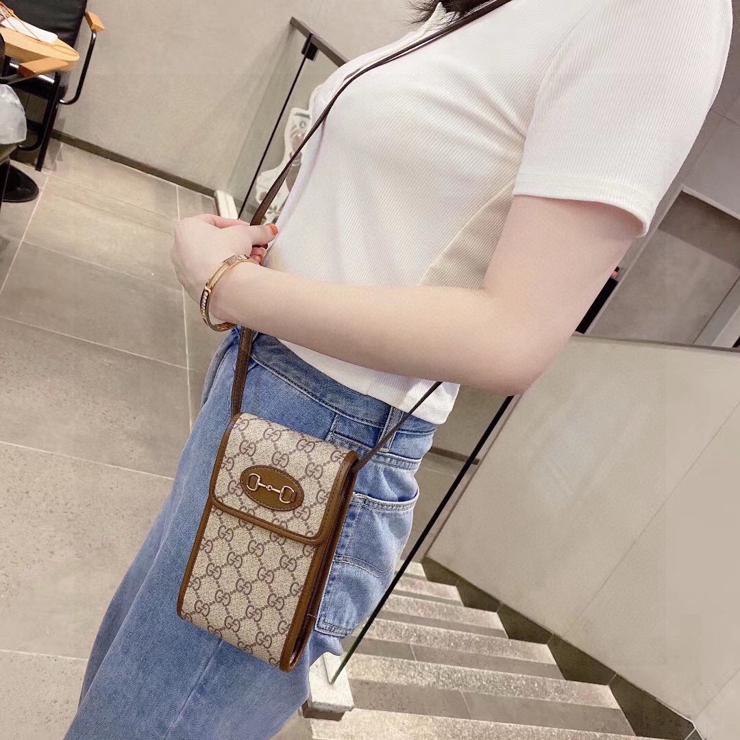特批🉐️ 🔥 Gucci马衔扣通用手机包生活出门不需要带现金的时代，这个包完全可以满足你日常使用内含卡片