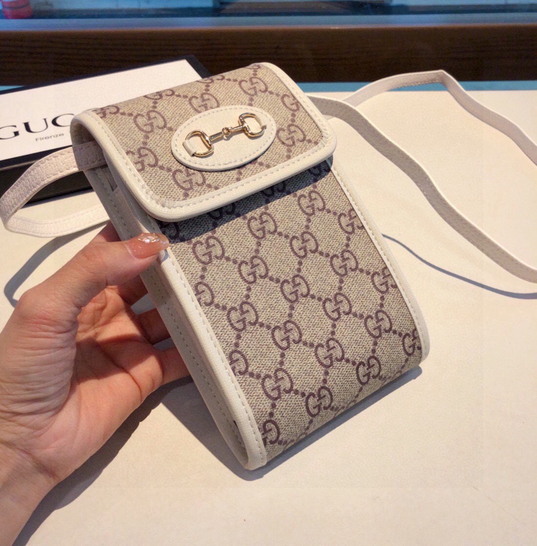 特批🉐️ 🔥 Gucci马衔扣通用手机包生活出门不需要带现金的时代，这个包完全可以满足你日常使用内含卡片