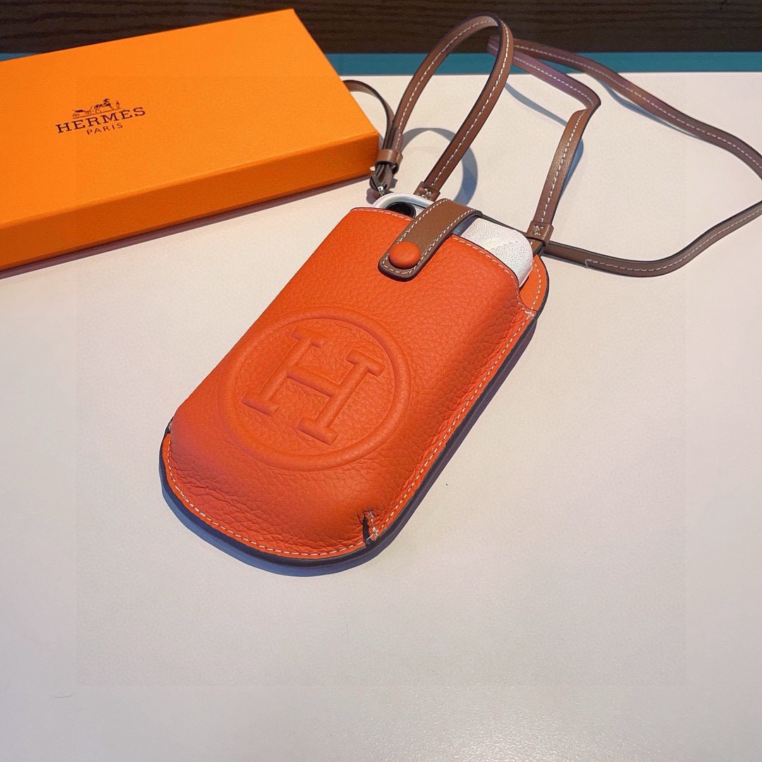 特批🉐️ 🔥爱马仕H手机包斜挎包包，肩带🉑️调节，头层牛皮做工精致，前后双袋设计，后袋卡包可放卡片身份证