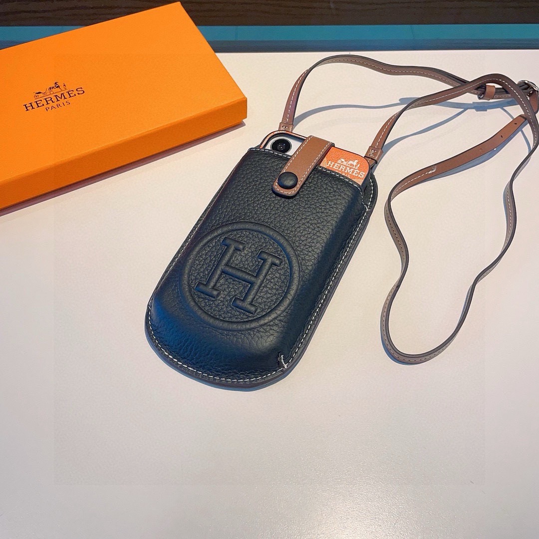 特批🉐️ 🔥爱马仕H手机包斜挎包包，肩带🉑️调节，头层牛皮做工精致，前后双袋设计，后袋卡包可放卡片身份证