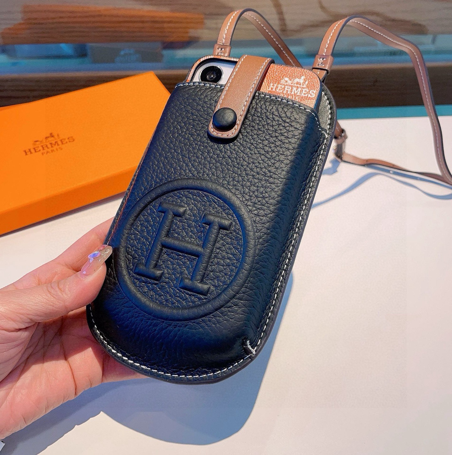 特批🉐️ 🔥爱马仕H手机包斜挎包包，肩带🉑️调节，头层牛皮做工精致，前后双袋设计，后袋卡包可放卡片身份证