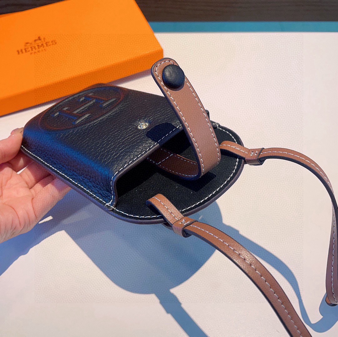 特批🉐️ 🔥爱马仕H手机包斜挎包包，肩带🉑️调节，头层牛皮做工精致，前后双袋设计，后袋卡包可放卡片身份证