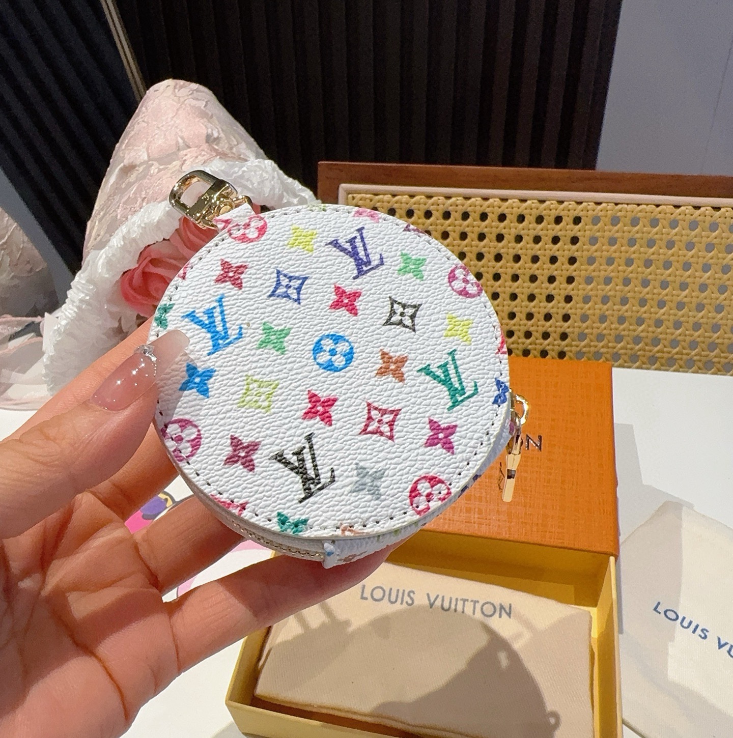 特批🉐️ 🔥Louis Vuitton老花包包挂饰、小零钱包。Lv包饰挂件钥匙扣、独家原单货，标志性老花