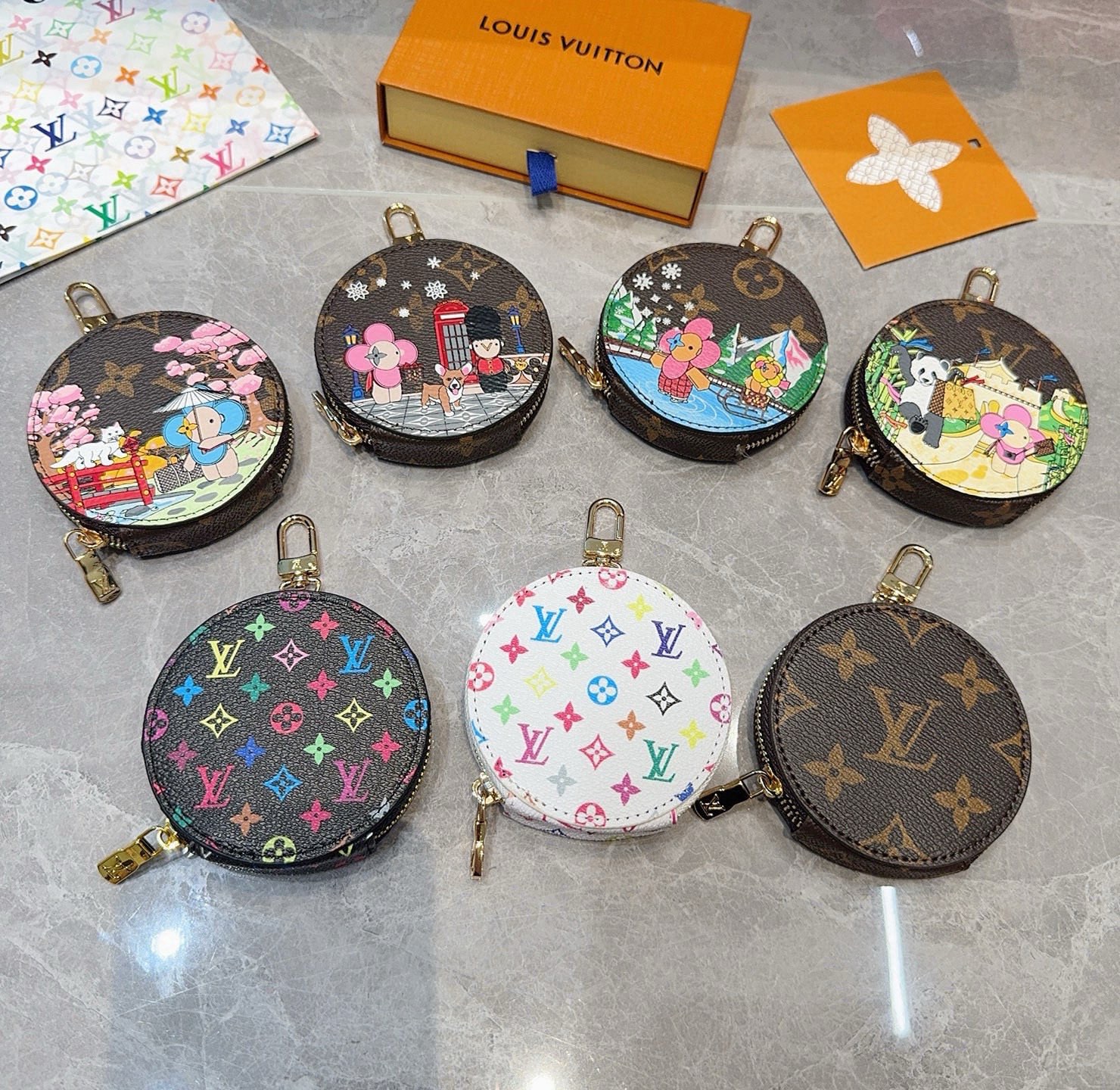 特批🉐️ 🔥Louis Vuitton老花包包挂饰、卡通彩绘印花小零钱包。Lv包饰挂件钥匙扣、独家原单货