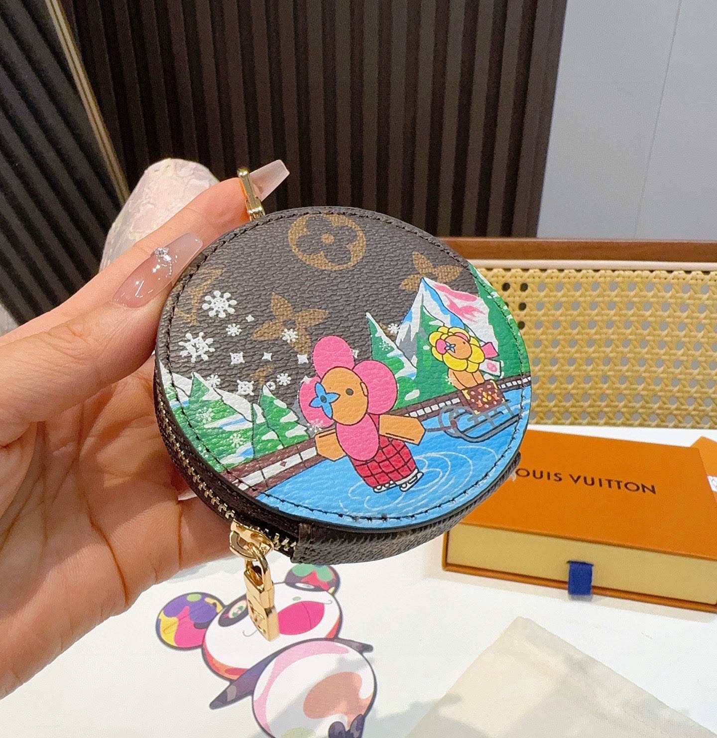 特批🉐️ 🔥Louis Vuitton老花包包挂饰、卡通彩绘印花小零钱包。Lv包饰挂件钥匙扣、独家原单货