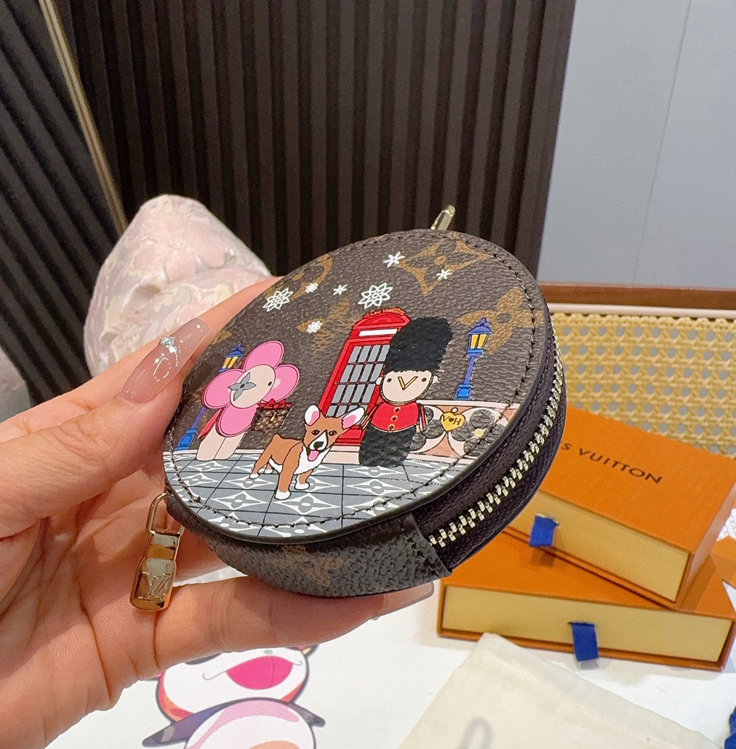 特批🉐️ 🔥Louis Vuitton老花包包挂饰、卡通彩绘印花小零钱包。Lv包饰挂件钥匙扣、独家原单货