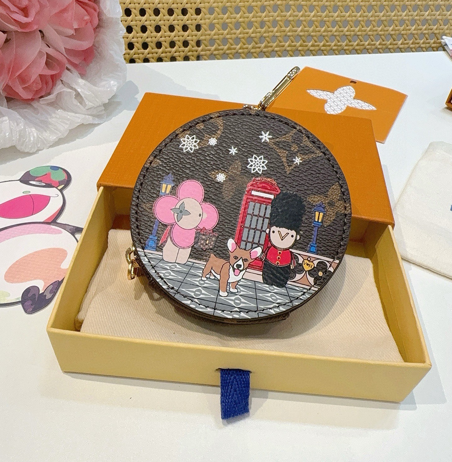 特批🉐️ 🔥Louis Vuitton老花包包挂饰、卡通彩绘印花小零钱包。Lv包饰挂件钥匙扣、独家原单货