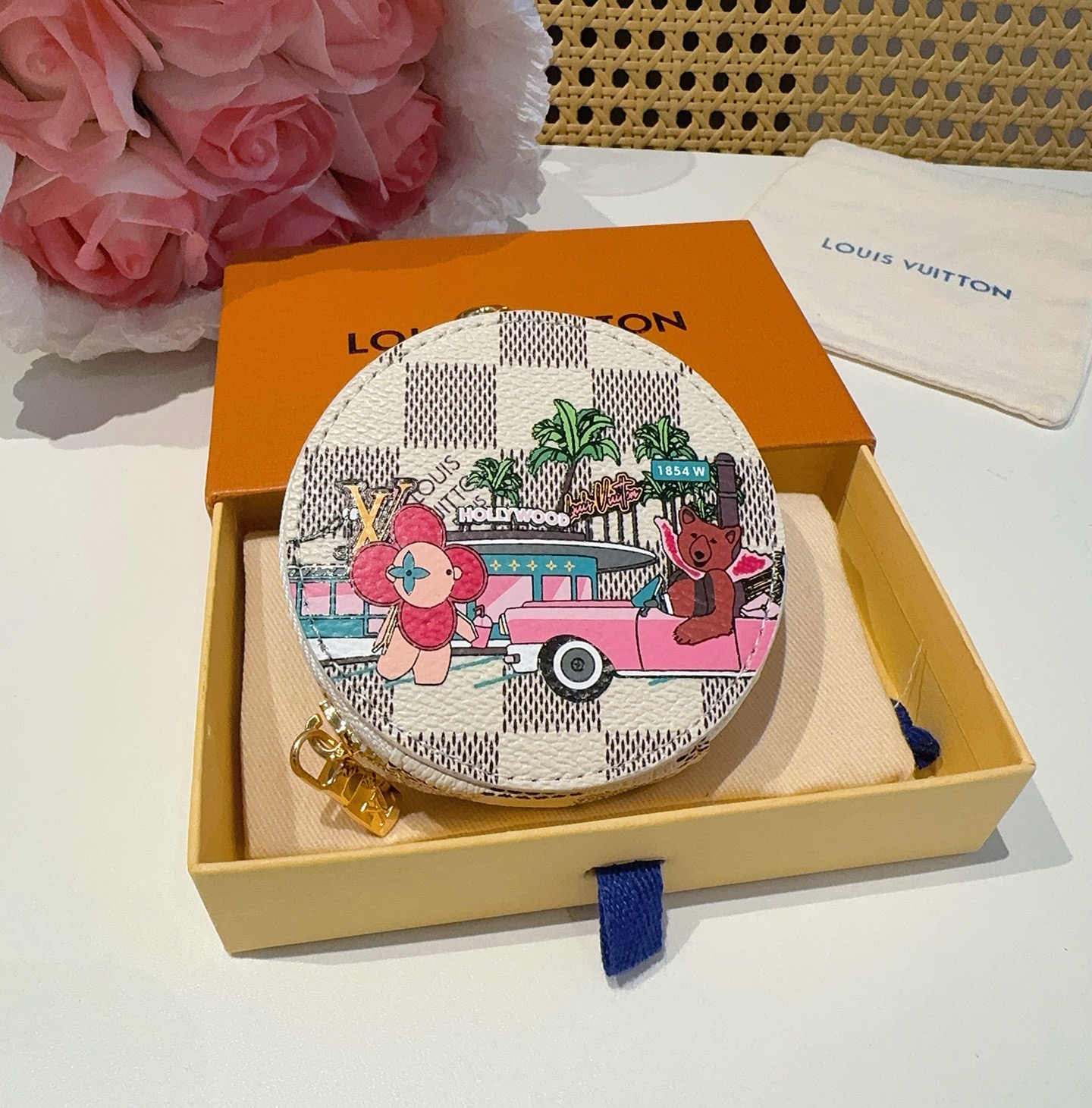 特批🉐️ 🔥Louis Vuitton老花包包挂饰、卡通彩绘印花小零钱包。Lv包饰挂件钥匙扣、独家原单货
