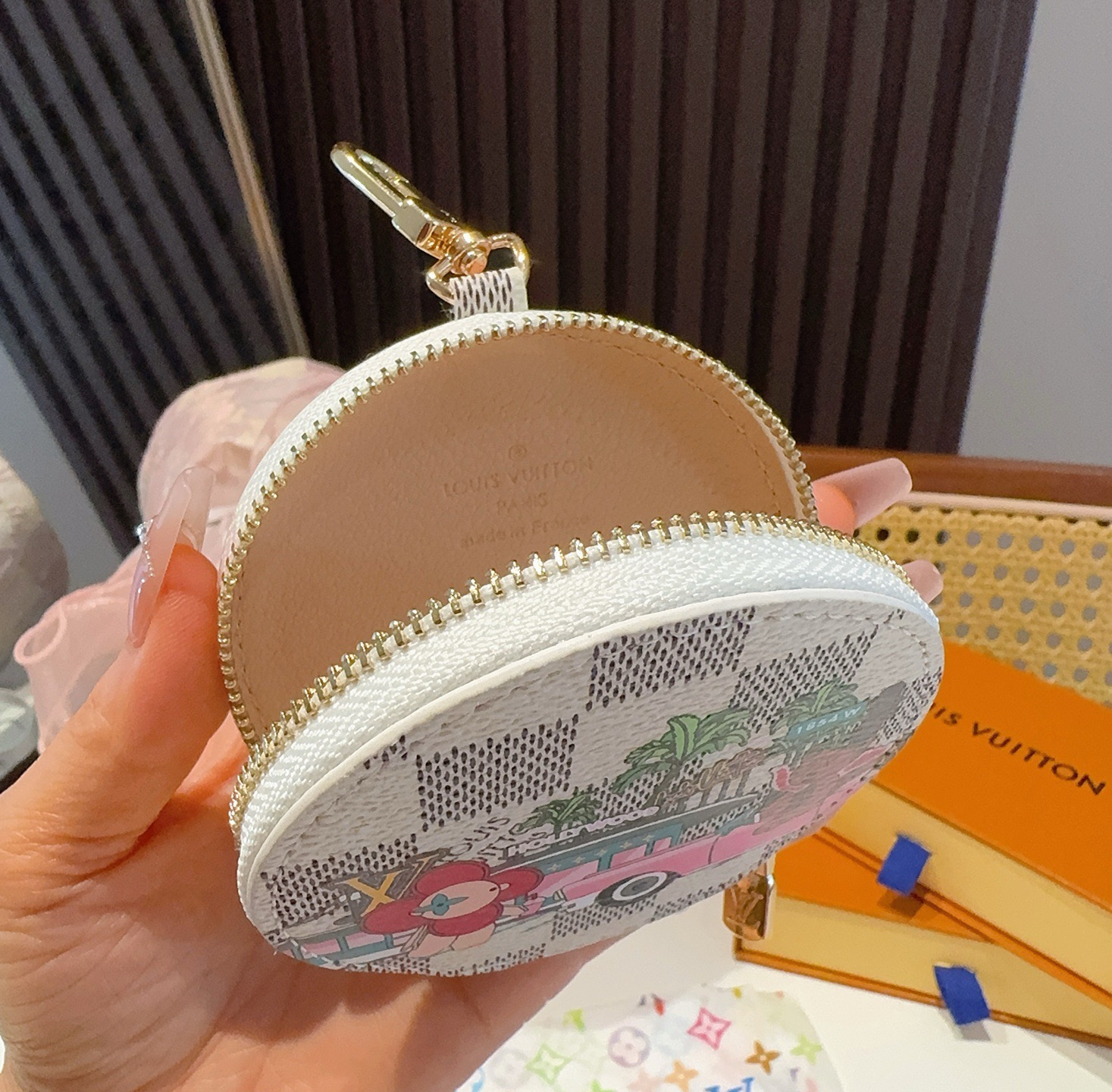 特批🉐️ 🔥Louis Vuitton老花包包挂饰、卡通彩绘印花小零钱包。Lv包饰挂件钥匙扣、独家原单货