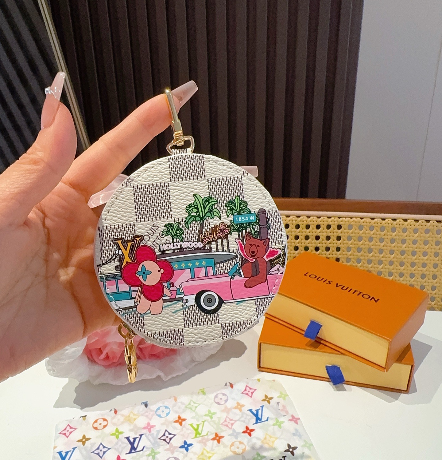 特批🉐️ 🔥Louis Vuitton老花包包挂饰、卡通彩绘印花小零钱包。Lv包饰挂件钥匙扣、独家原单货