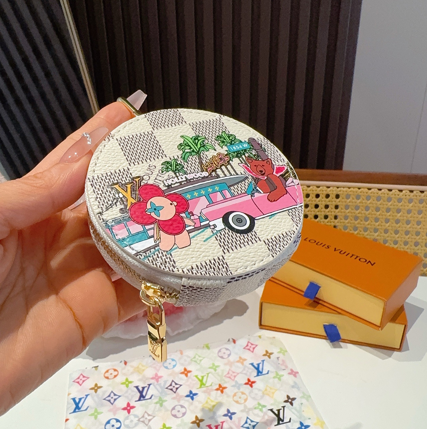 特批🉐️ 🔥Louis Vuitton老花包包挂饰、卡通彩绘印花小零钱包。Lv包饰挂件钥匙扣、独家原单货