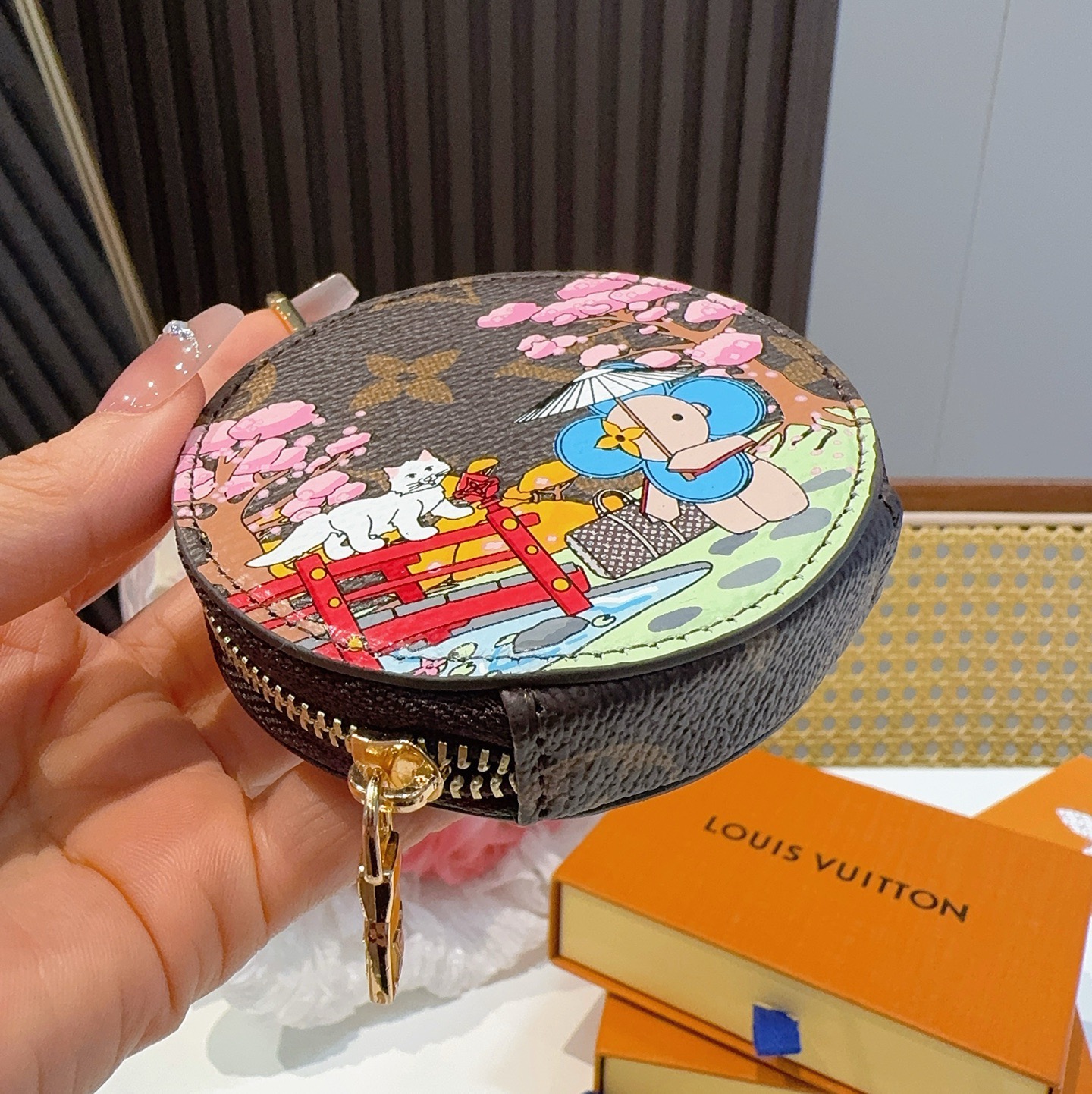 特批🉐️ 🔥Louis Vuitton老花包包挂饰、卡通彩绘印花小零钱包。Lv包饰挂件钥匙扣、独家原单货