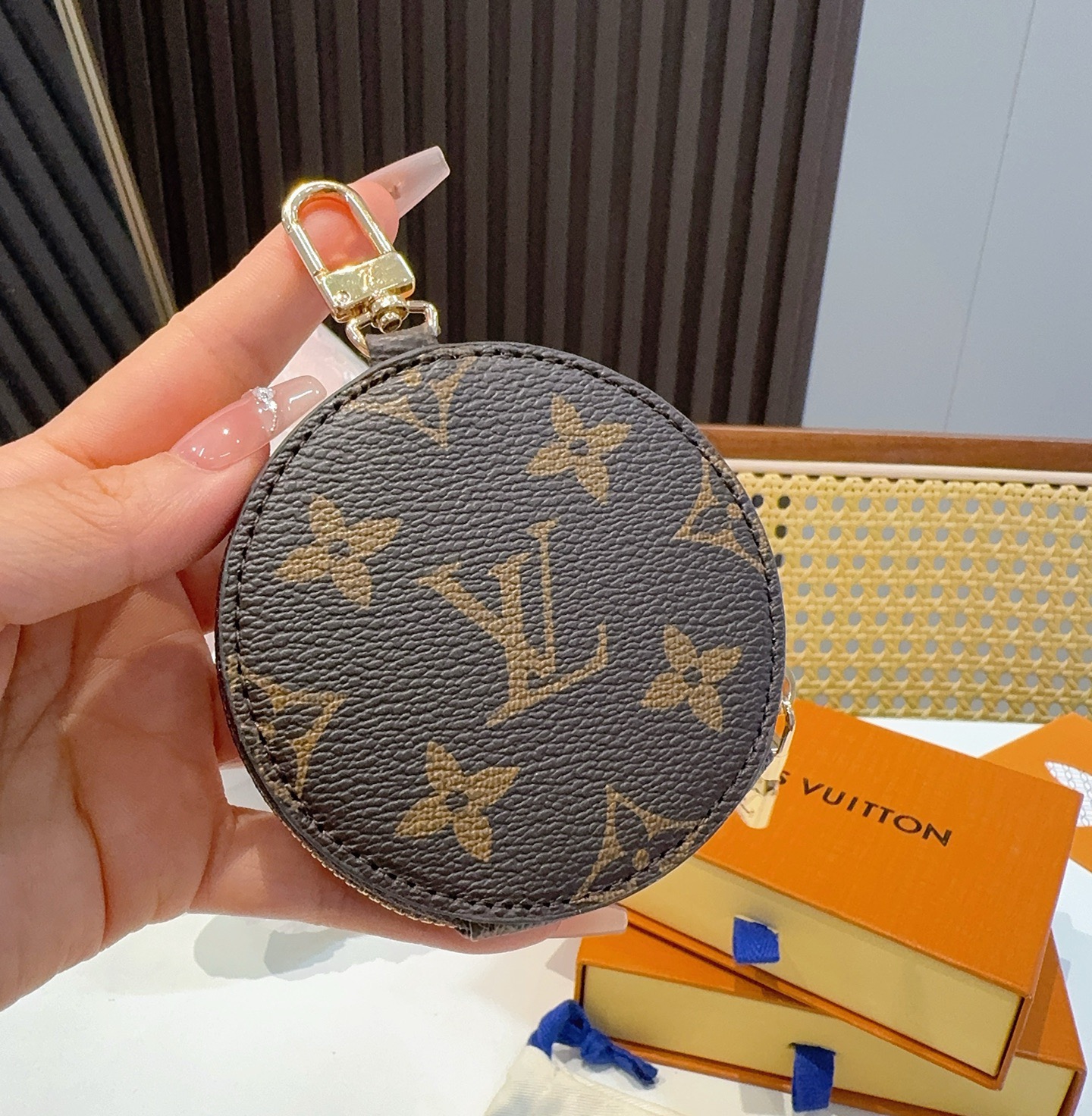 特批🉐️ 🔥Louis Vuitton老花包包挂饰、卡通彩绘印花小零钱包。Lv包饰挂件钥匙扣、独家原单货