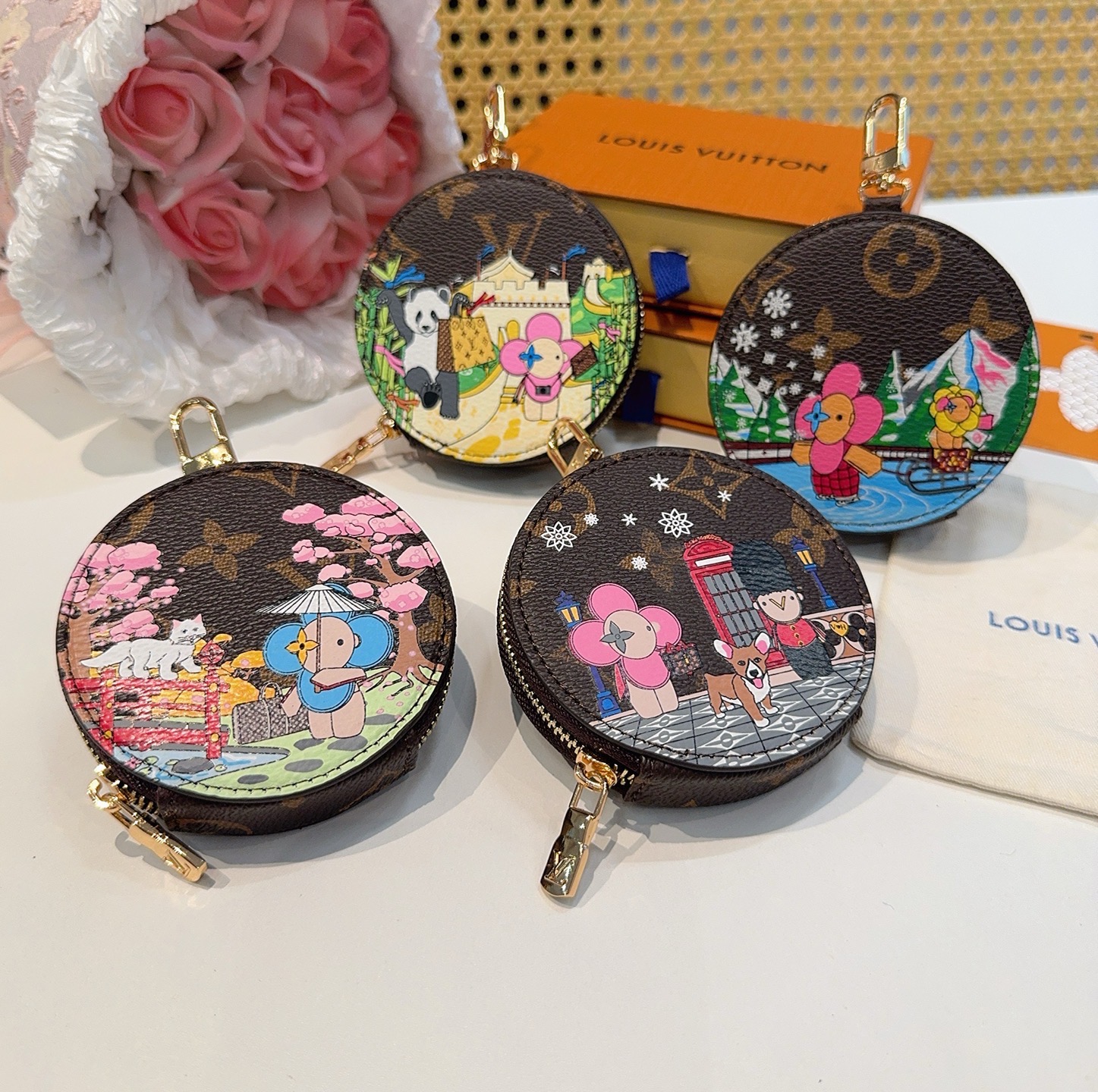 特批🉐️ 🔥Louis Vuitton老花包包挂饰、卡通彩绘印花小零钱包。Lv包饰挂件钥匙扣、独家原单货