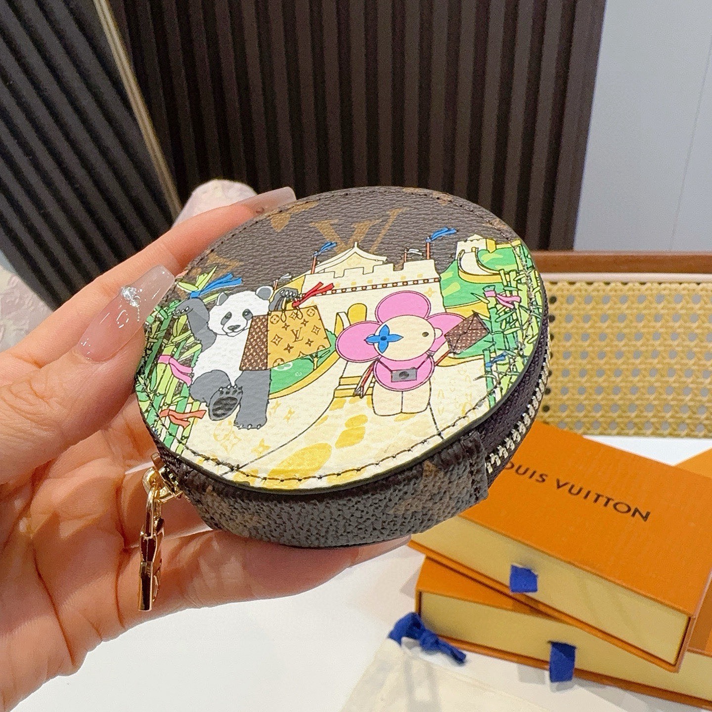 特批🉐️ 🔥Louis Vuitton老花包包挂饰、卡通彩绘印花小零钱包。Lv包饰挂件钥匙扣、独家原单货