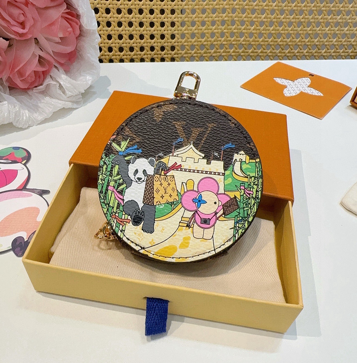 特批🉐️ 🔥Louis Vuitton老花包包挂饰、卡通彩绘印花小零钱包。Lv包饰挂件钥匙扣、独家原单货