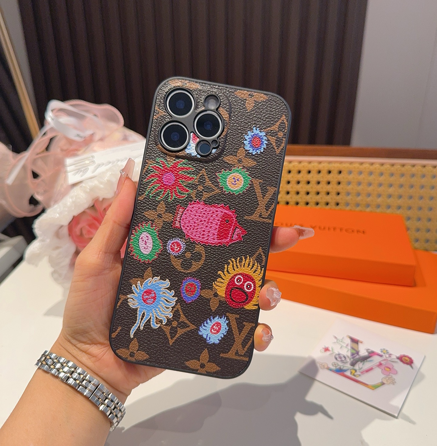 特批🉐️ 🔥Lv草见弥生系列 精孔全包手机壳 Lv全包围边皮质手机壳型号：为了不出现报错型号，请打开本机