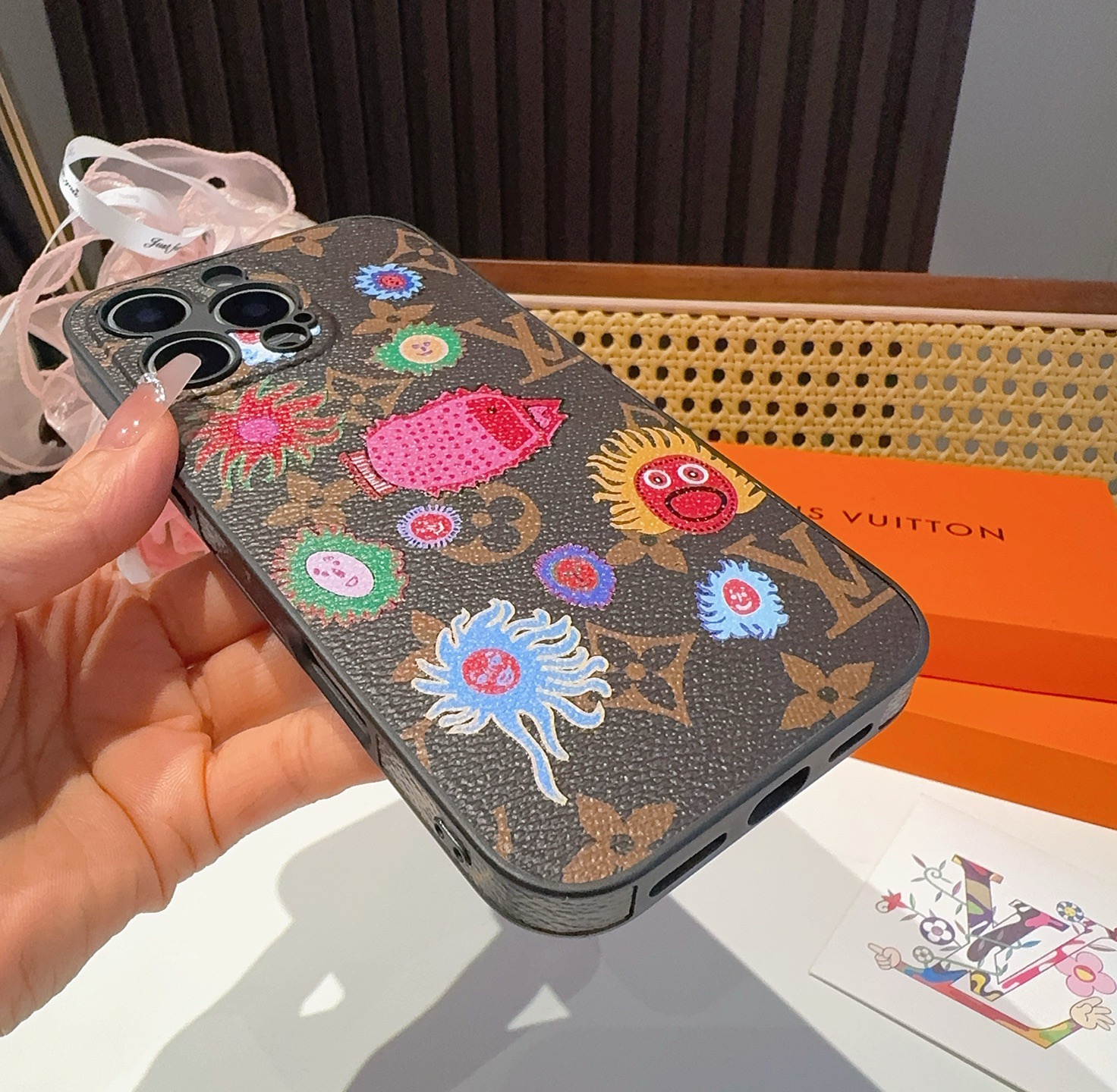 特批🉐️ 🔥Lv草见弥生系列 精孔全包手机壳 Lv全包围边皮质手机壳型号：为了不出现报错型号，请打开本机