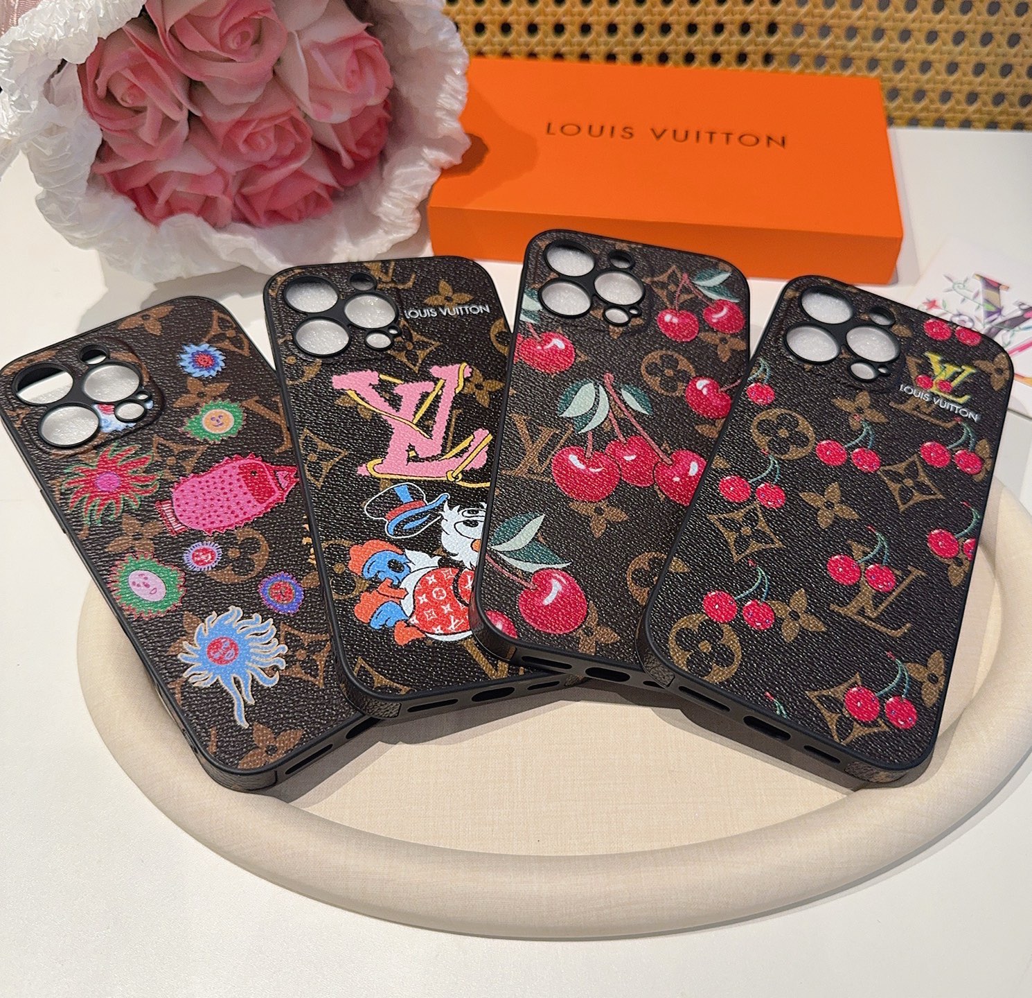 特批🉐️ 🔥Lv草见弥生系列 精孔全包手机壳 Lv全包围边皮质手机壳型号：为了不出现报错型号，请打开本机