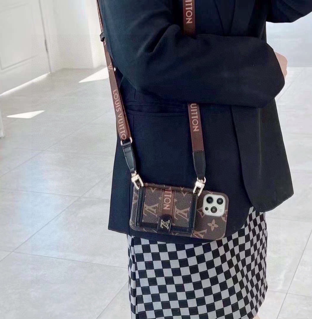 特批🉐️✨LV织带斜挎卡包手机壳，高密度刺绣织带，可调节可拆卸，多卡位钱包，精致时尚，一壳多用型号：为了