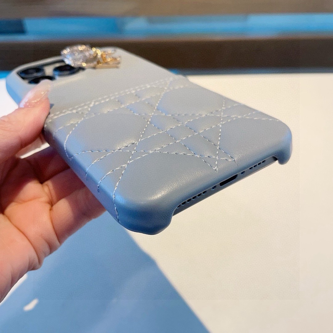 特批🉐️。Dior迪奥手机壳 戴妃格五金吊坠🎁官网1:1 同步更新🔥大牌原创设计型号：为了不出现报错型号