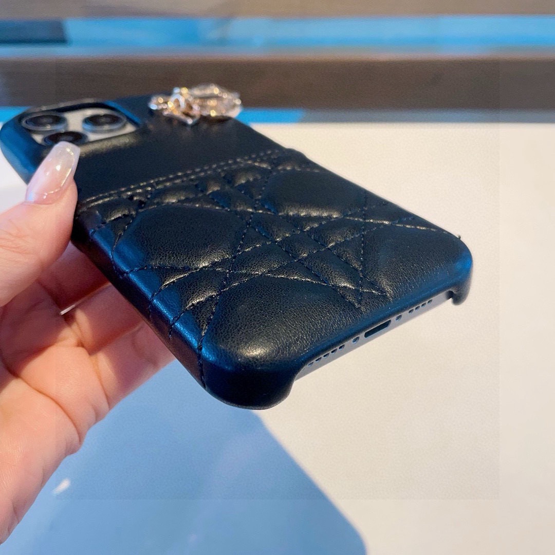 特批🉐️。Dior迪奥手机壳 戴妃格五金吊坠🎁官网1:1 同步更新🔥大牌原创设计型号：为了不出现报错型号