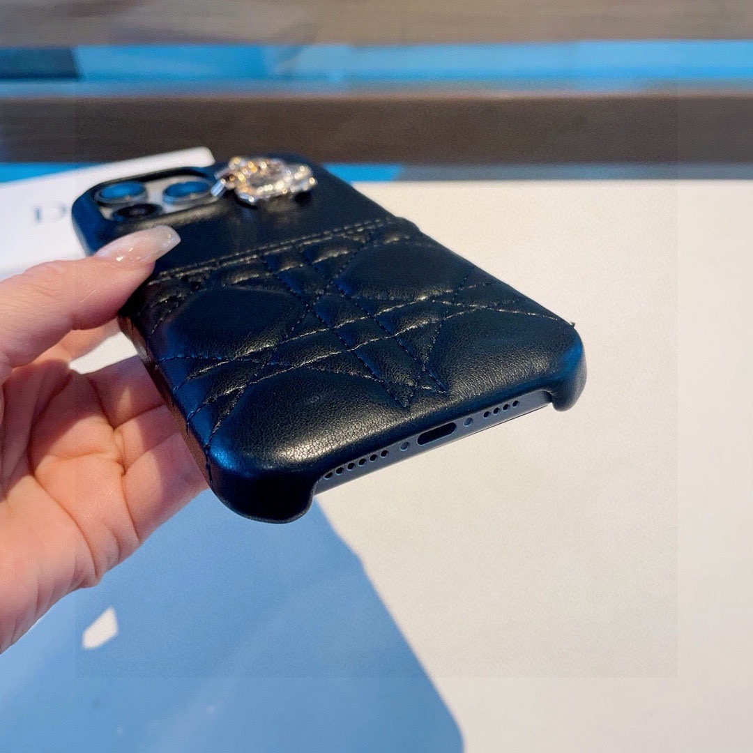 特批🉐️。Dior迪奥手机壳 戴妃格五金吊坠🎁官网1:1 同步更新🔥大牌原创设计型号：为了不出现报错型号